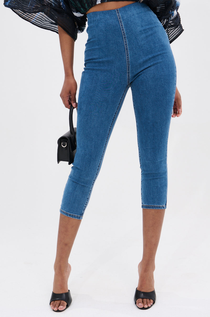 FLEX FIT MEDIUM WASH CAPRI