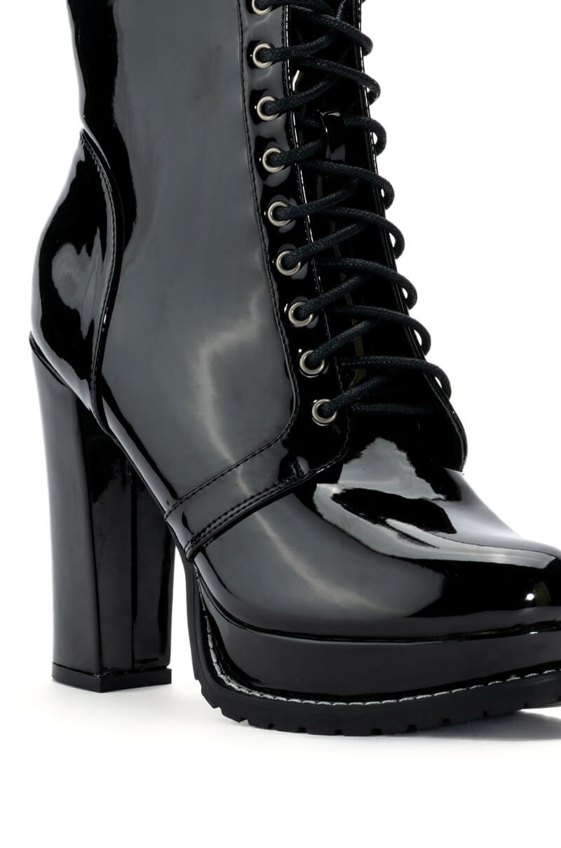 AZALEA WANG FREDDIE CHUNKY LACE UP BOOTIE IN BLACK
